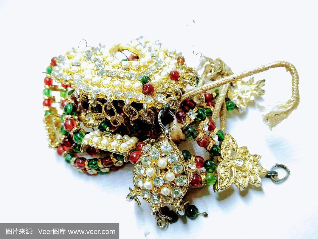 在白色背景上孤立的黃金首飾圖片