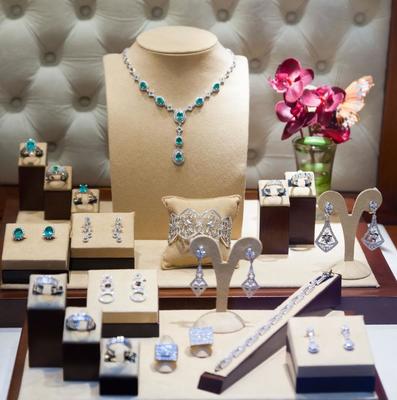 首飾店里的珠寶首飾