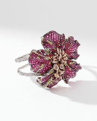 當鮮花與寶石碰撞之后,誕生了驚艷時光的首飾