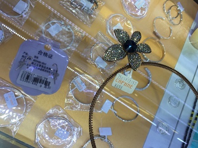 上海一“阿吉豆”部分仿真飾品重金屬含量超標