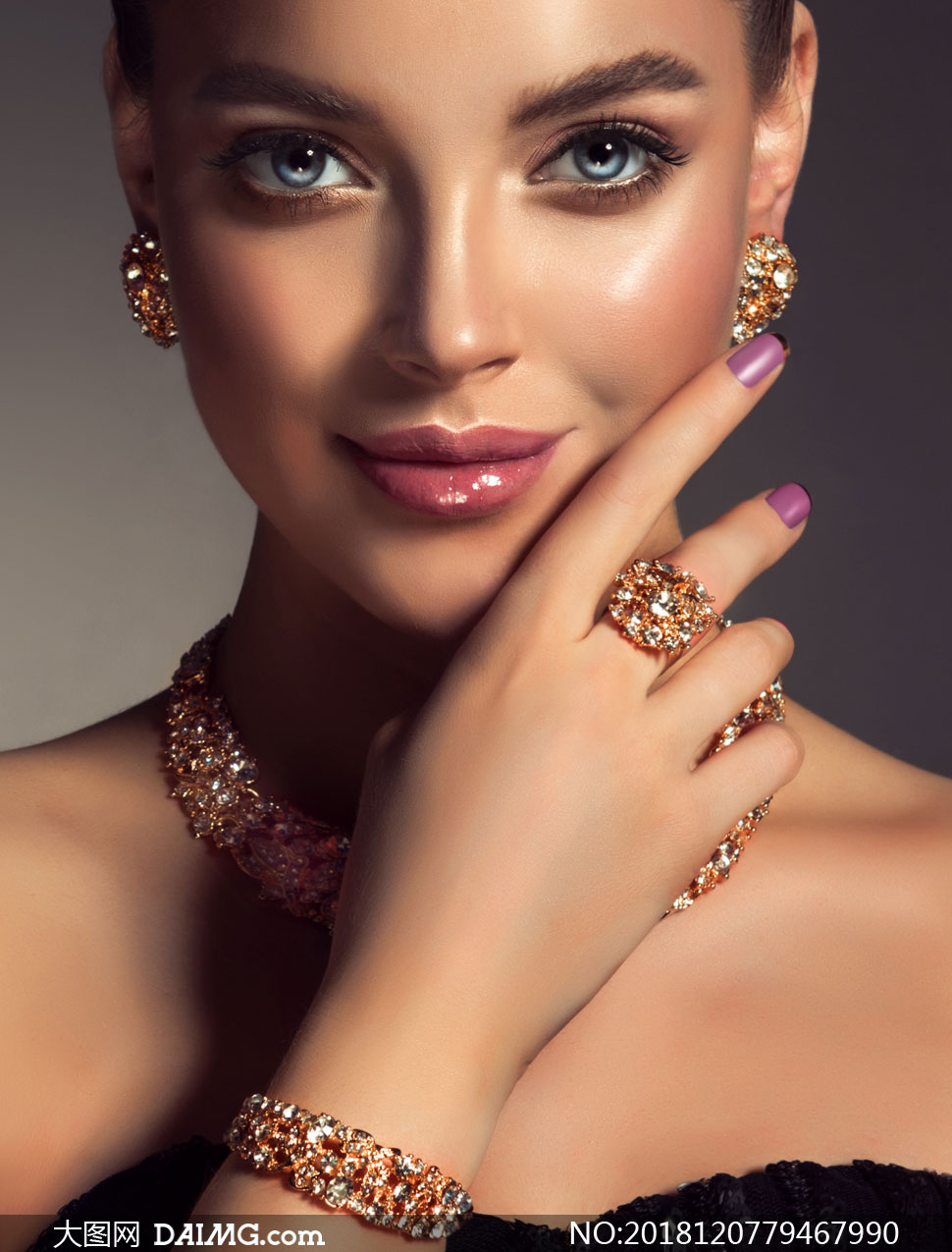 在展示首飾的美女寫真攝影高清圖片_大圖網圖片素材