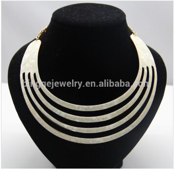 模特佩戴夸張頸圈 非州土著項鏈 毛衣鏈