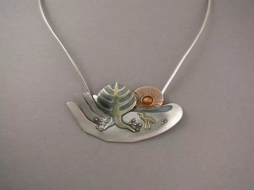 明明是個老外,卻做出俏皮別致的金屬中國風剪紙風首飾