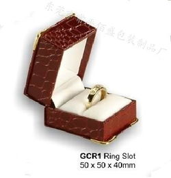 東莞廠家直銷批發(fā)專業(yè)生產(chǎn)定制高檔珠寶首飾盒直角金角系列戒指盒圖片,東莞廠家直銷批發(fā)專業(yè)生產(chǎn)定制高檔珠寶首飾盒直角金角系列戒指盒高清圖片 東莞市常平佰盛包裝制品廠
