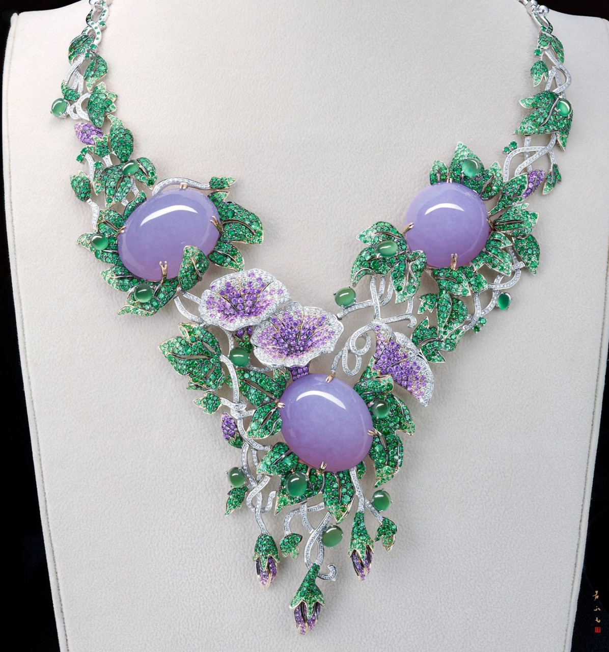 劉曉慶老師與翠凰閣翡翠 很榮幸劉曉慶老師喜歡翠凰閣的產(chǎn)品美人